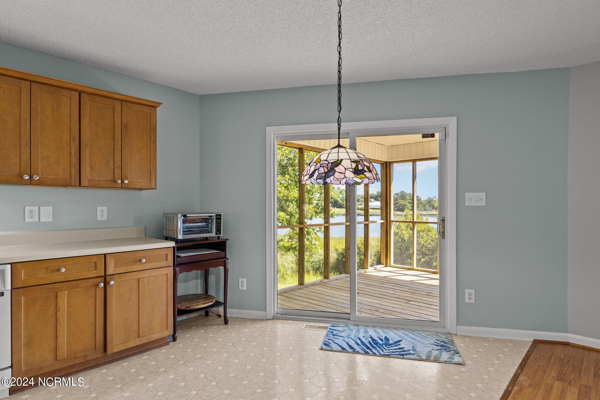 216 Oyster Lane Hubert, NC 28539 - Photo 19 of 80 Dining/Screen Porch