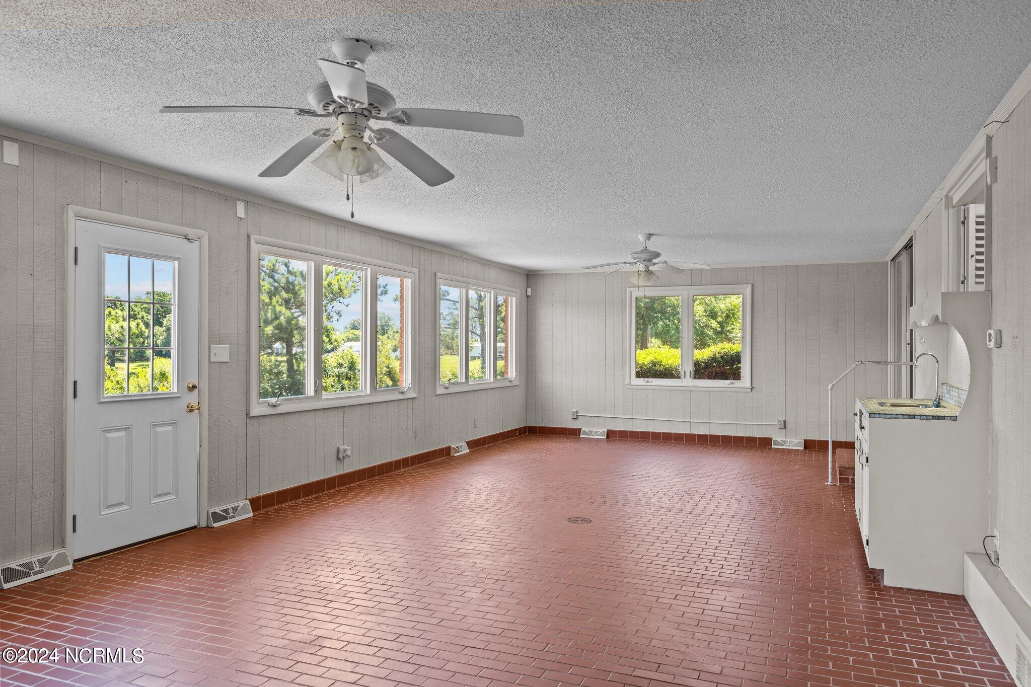 216 Oyster Lane Hubert, NC 28539 - Photo 35 of 80 All Season Room