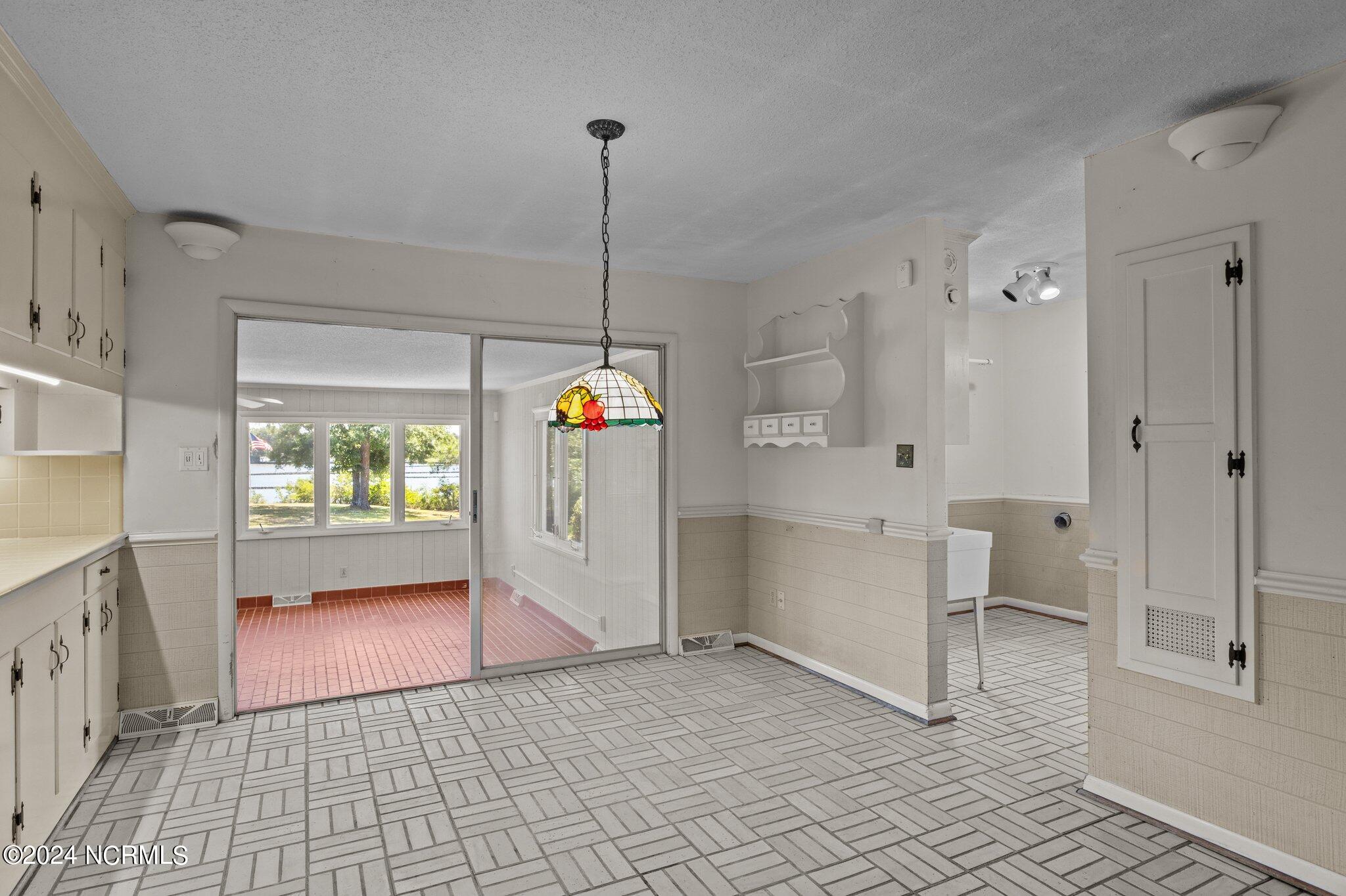 216 Oyster Lane Hubert, NC 28539 - Photo 42 of 80 Breakfast Nook