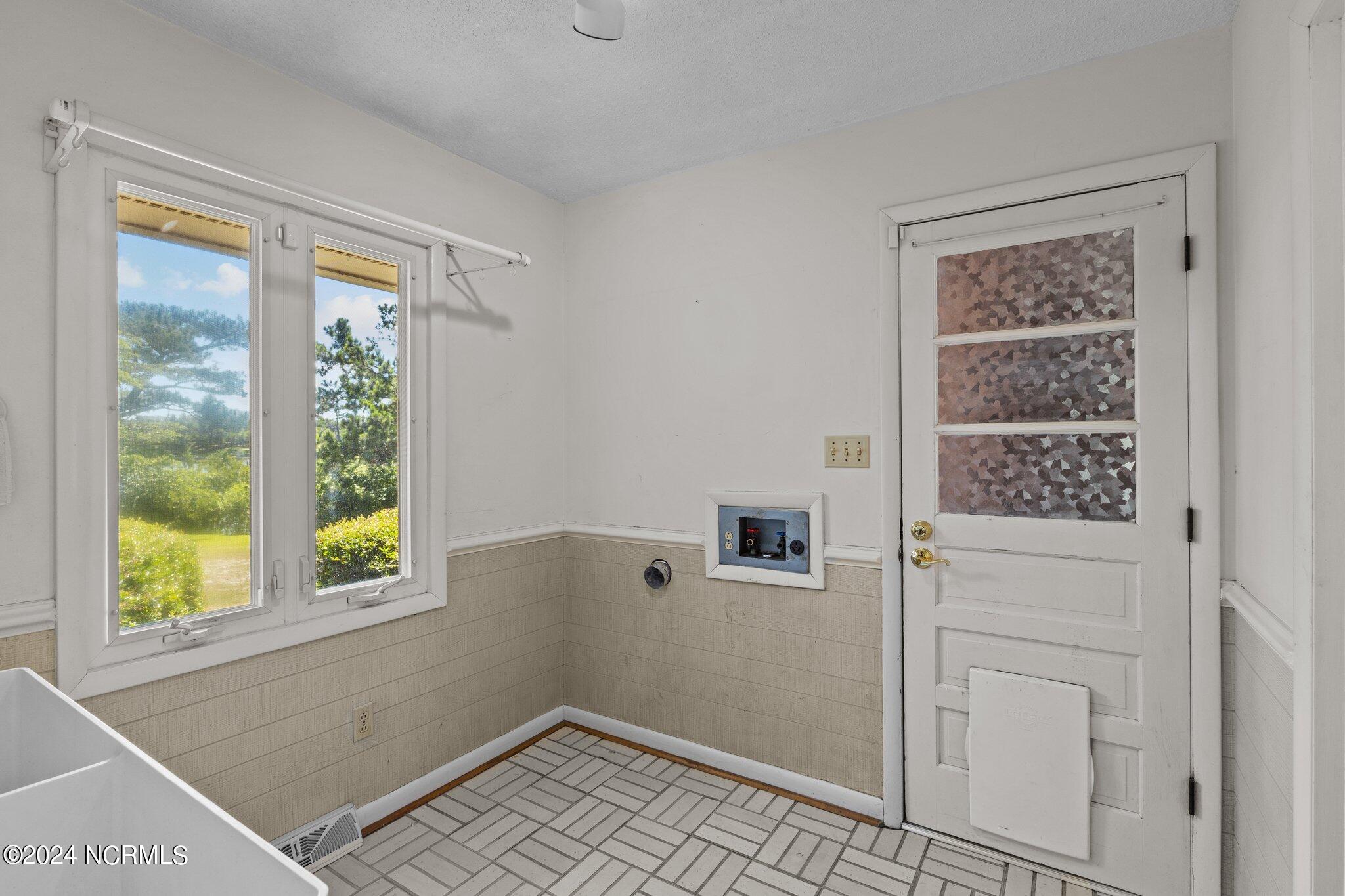 216 Oyster Lane Hubert, NC 28539 - Photo 43 of 80 2nd Laundry Room