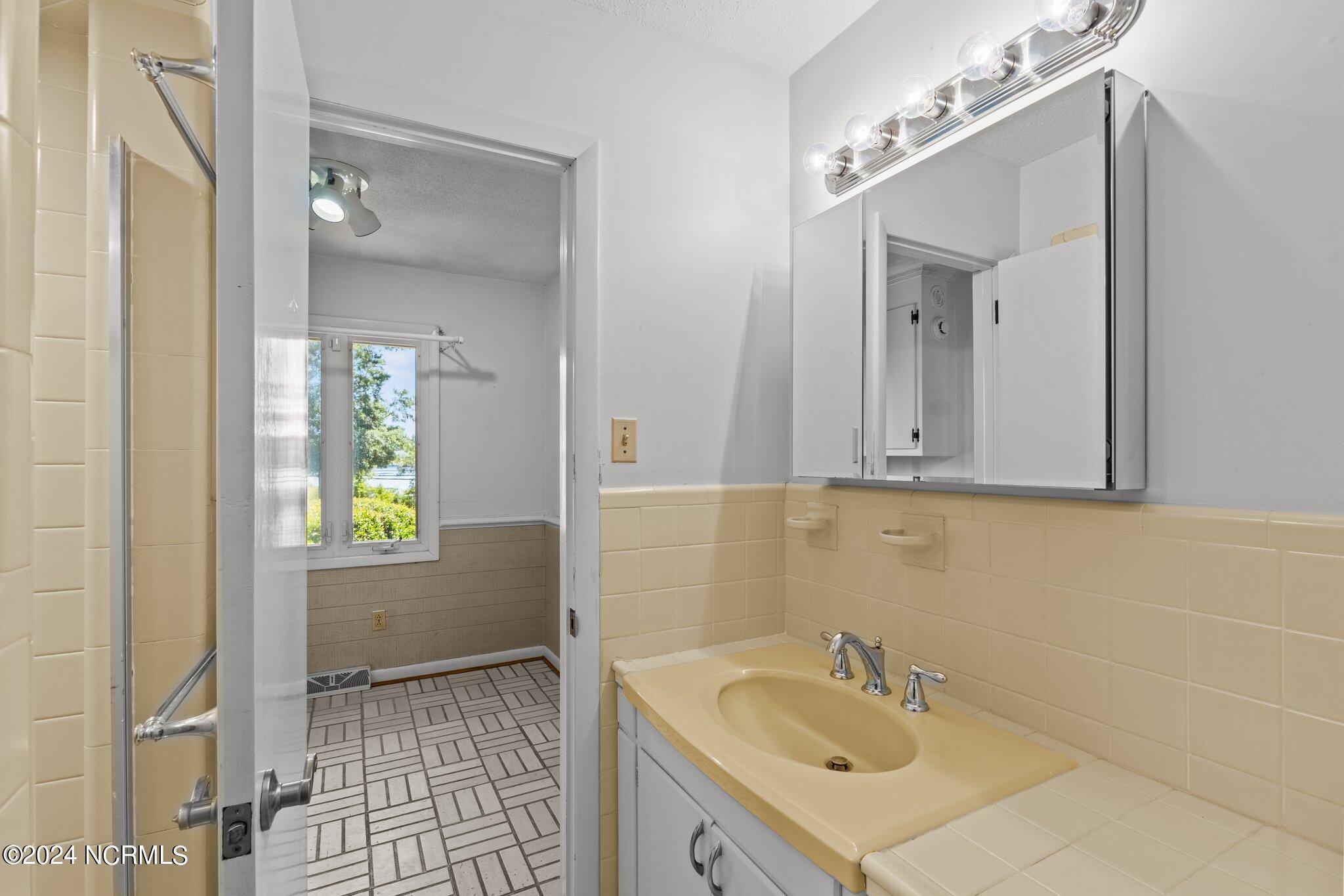 216 Oyster Lane Hubert, NC 28539 - Photo 45 of 80 3rd Bath