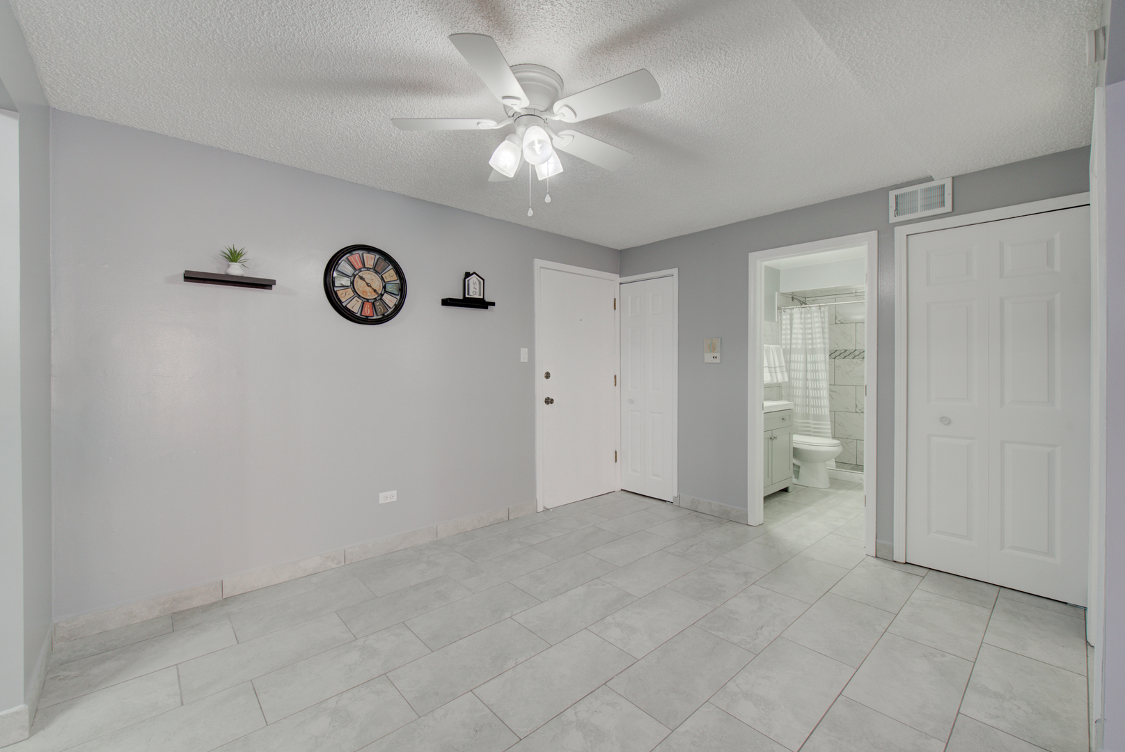 9708 Nottingham Avenue, Unit 5 Chicago Ridge, IL 60415 - Photo 7 of 16 a view of an empty room with a fan