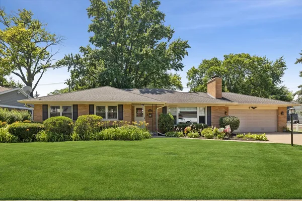 $699,900 | 404 South See-Gwun Avenue, Mount Prospect, IL 60056