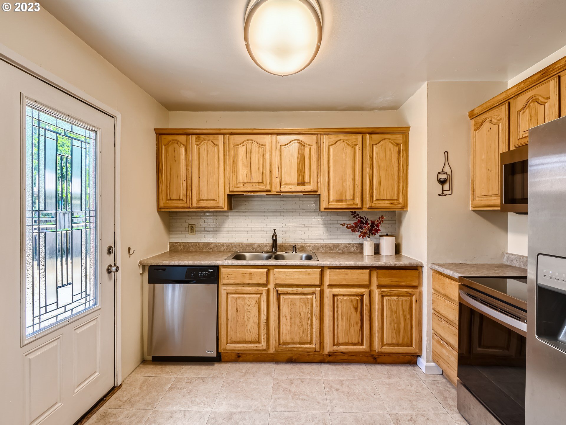 2546 Southeast 176th Place Portland, OR 97236 - Photo 8 of 24 a kitchen with a sink stove and microwave