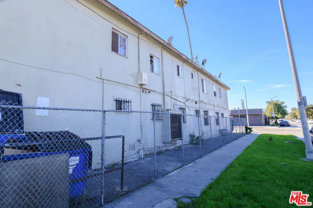 a view of a back yard of the house