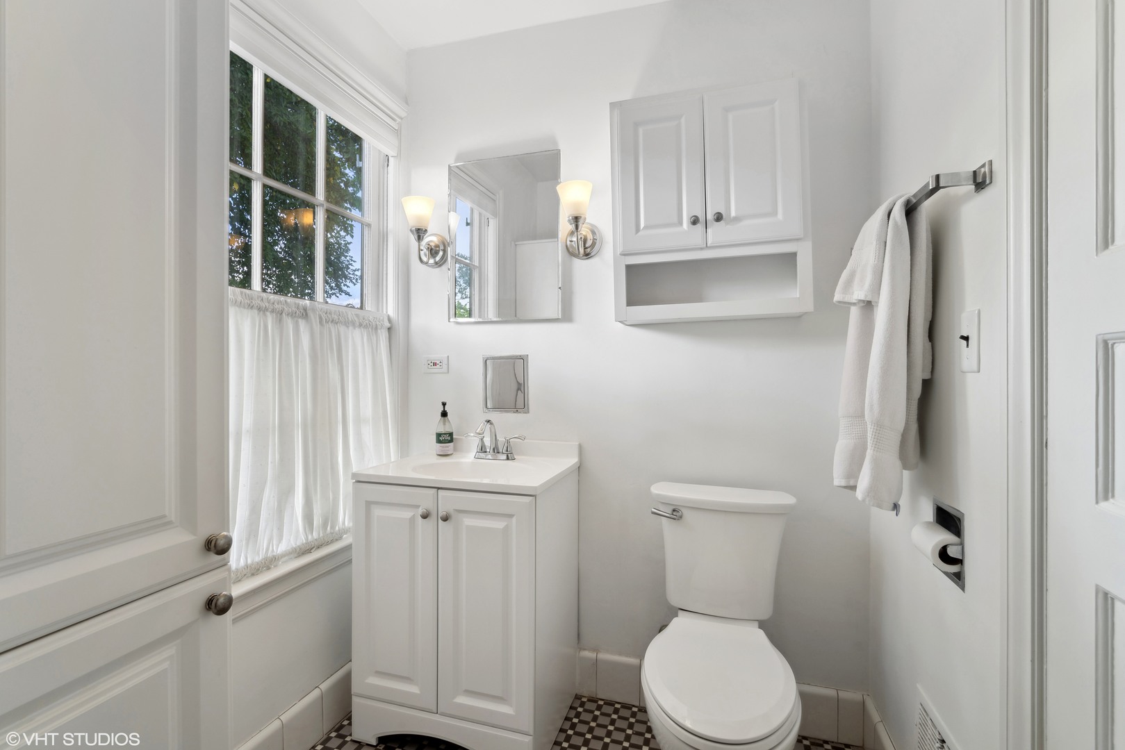 715 Wagner Road Glenview, IL 60025 - Photo 12 of 21 a bathroom with a toilet sink and mirror