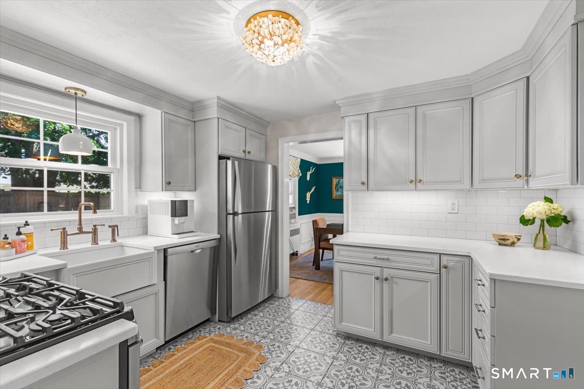 42 Gifford Road West Hartford, CT 06119 - Photo 2 of 28