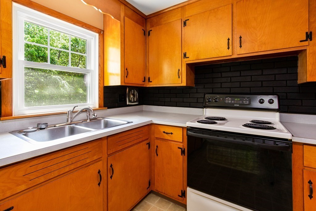 15 Colonial Road Medway, MA 02053 - Photo 12 of 39