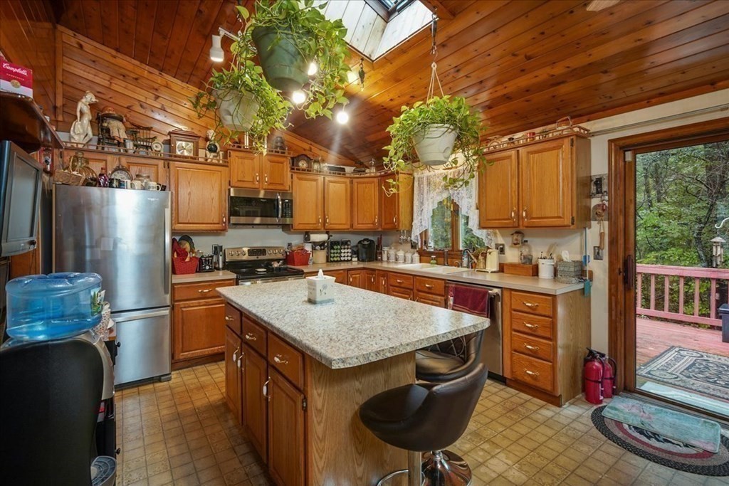 605 Ryan Road Northampton, MA 01062 - Photo 9 of 35