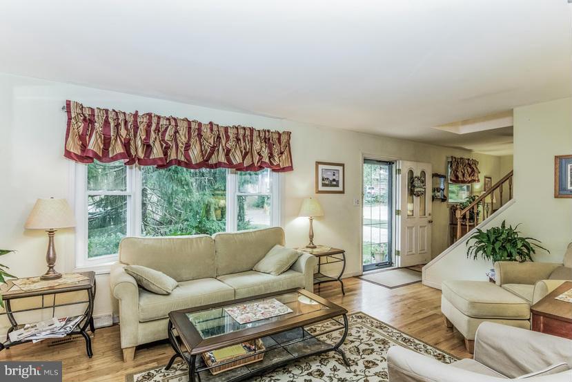 46 Holly Road Severna Park, MD 21146 - Photo 6 of 28 Living Room
