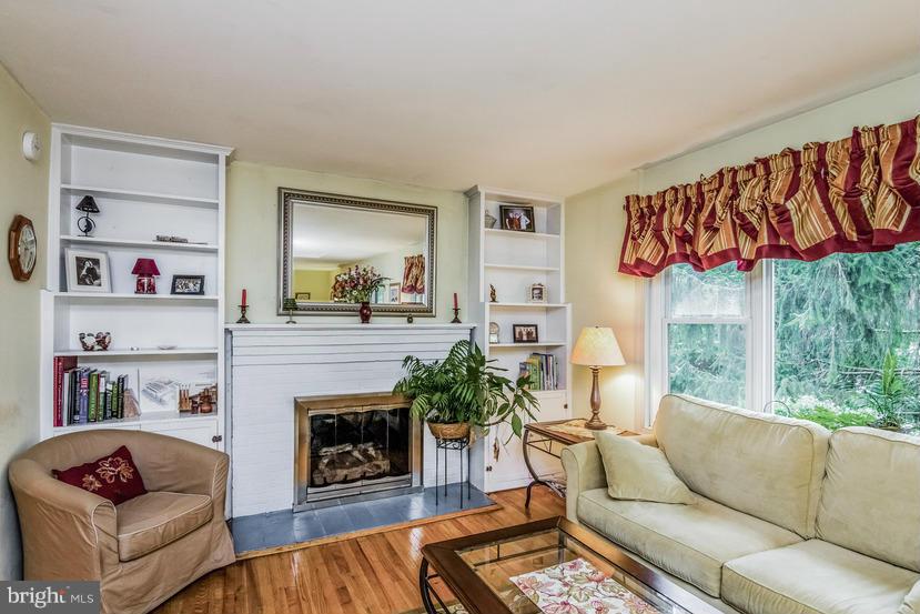 46 Holly Road Severna Park, MD 21146 - Photo 7 of 28 Living Room