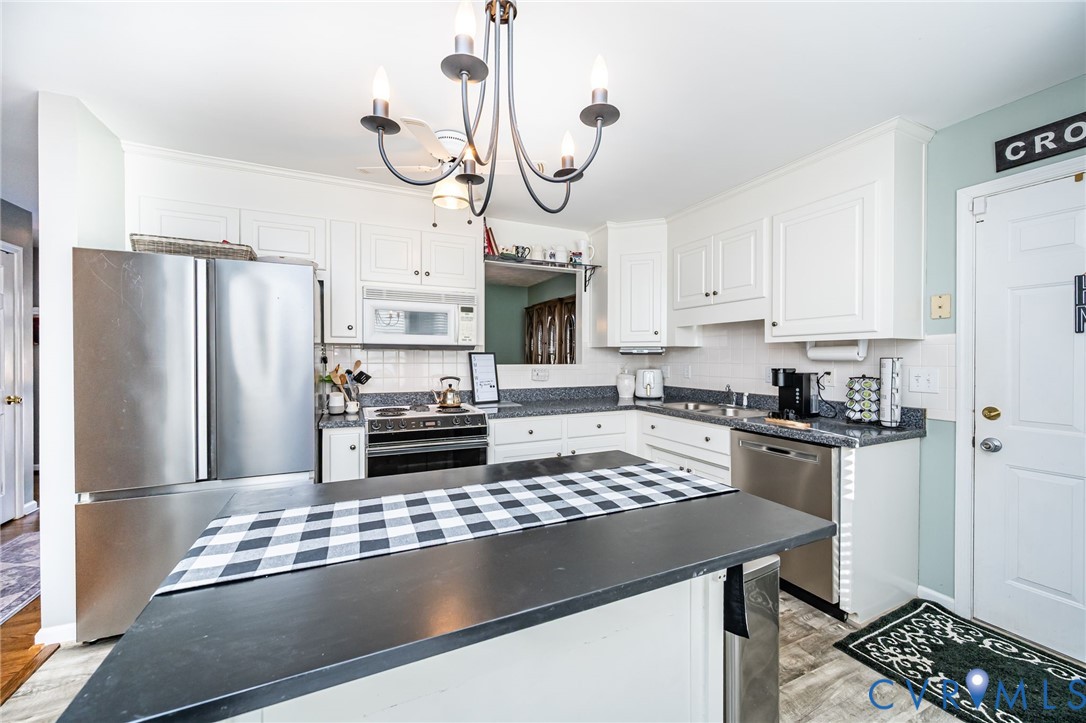 2423 Brookforest Road Midlothian, VA 23112 - Photo 20 of 40 a kitchen with a stove a refrigerator and a stove top oven
