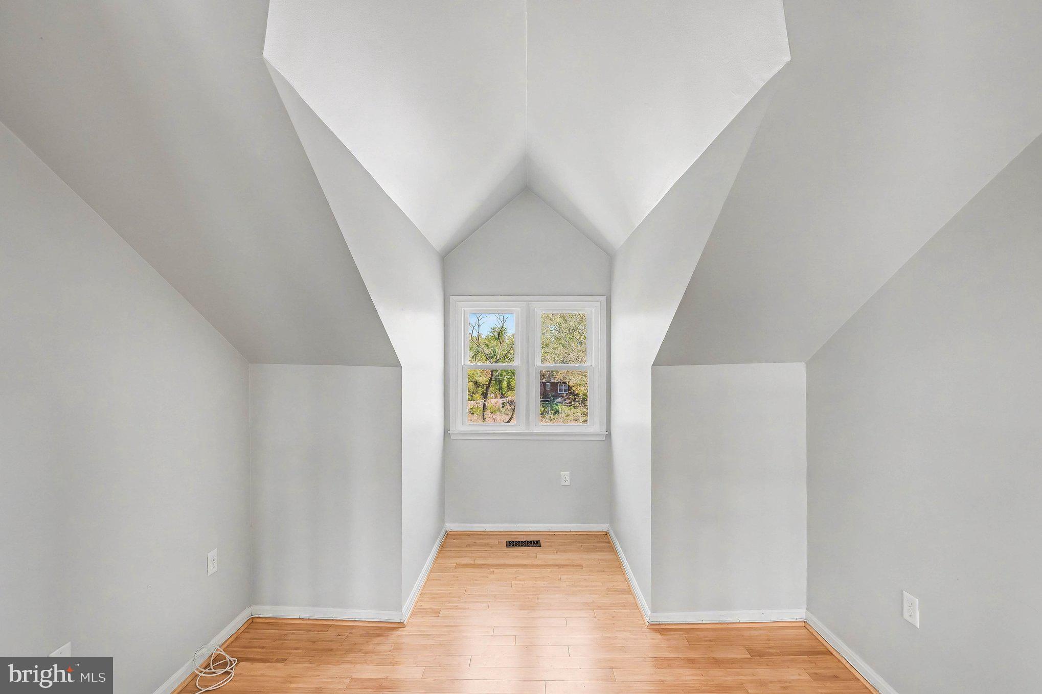 3 Perry Ridge Court Baltimore, MD 21237 - Photo 18 of 31 Bright, airy space with vaulted ceilings.