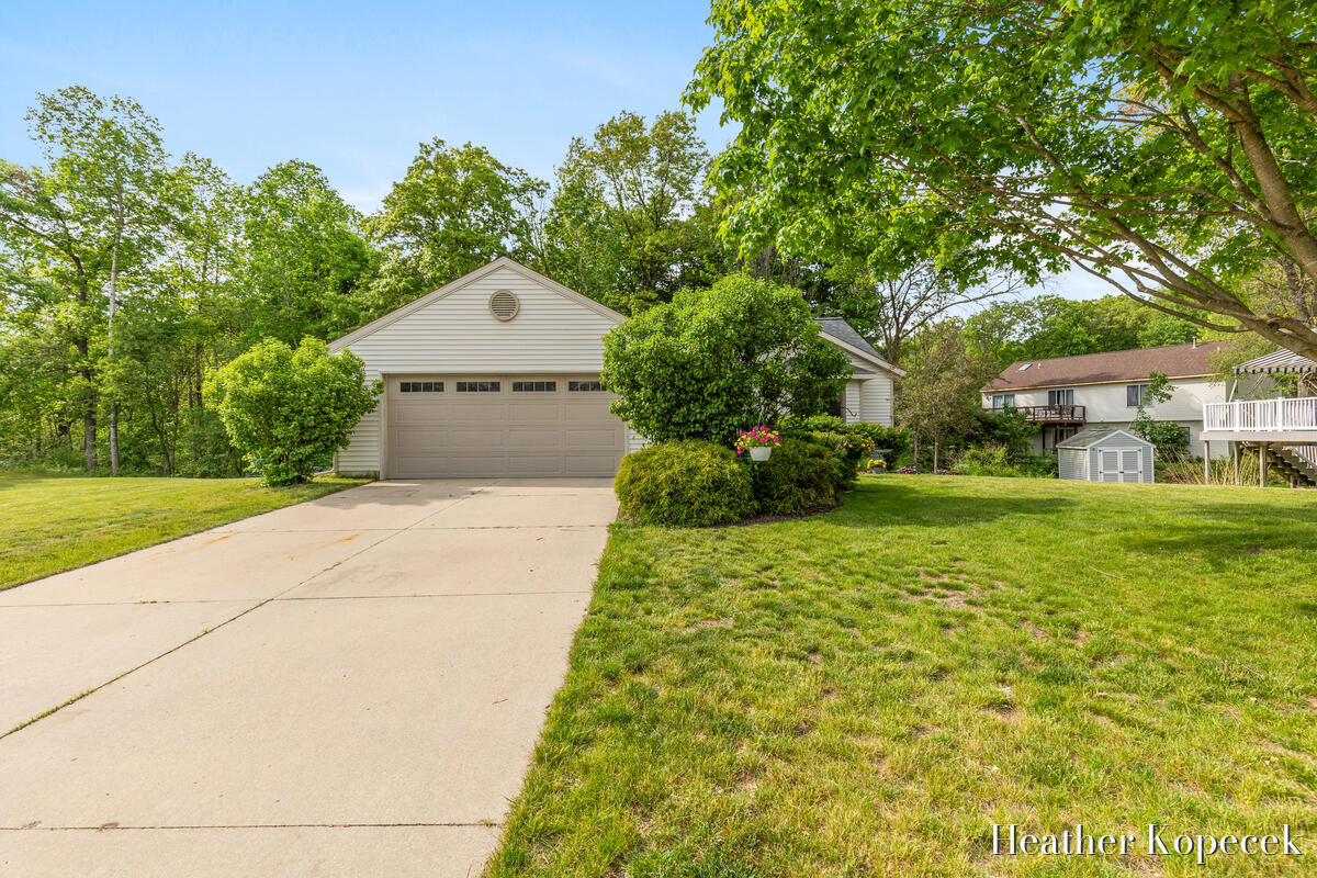 1663 Barnsley Court Southeast Lowell, MI 49331 - Photo 2 of 31 https___photoreal.io_wp-content_photorea