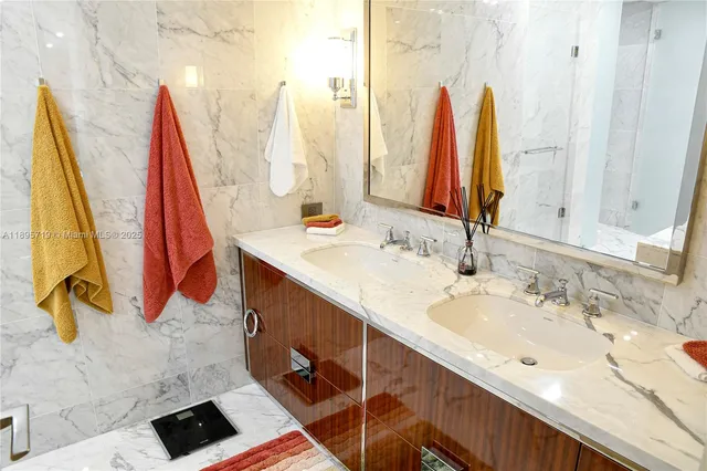 $22,500 | 15701 Collins Avenue, Unit 4403, Sunny Isles Beach, FL 33160