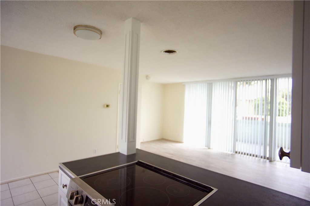 462 Seaward Road Corona del Mar, CA 92625 - Photo 8 of 25 LIVING ROOM WITH OFFICE NOOK