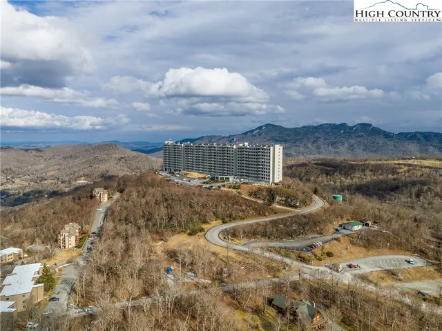 a view of houses with sky view