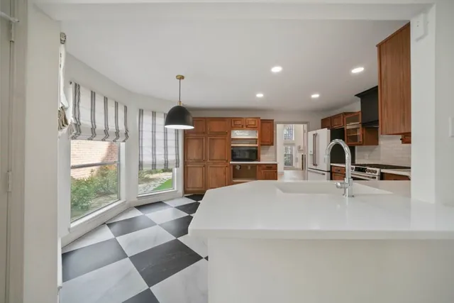 $3,200 | 31 Silver Canyon Place, The Woodlands, TX 77381