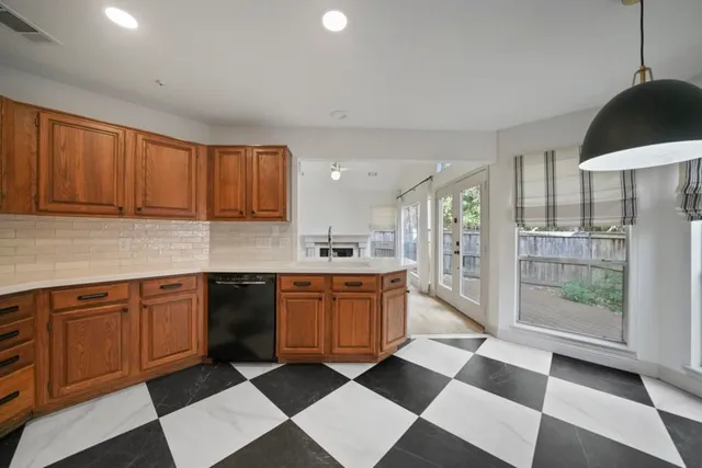 $3,200 | 31 Silver Canyon Place, The Woodlands, TX 77381