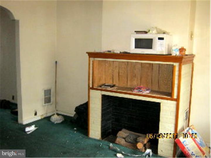 6313 Reedland Street Philadelphia, PA 19142 - Photo 3 of 9 Living Room