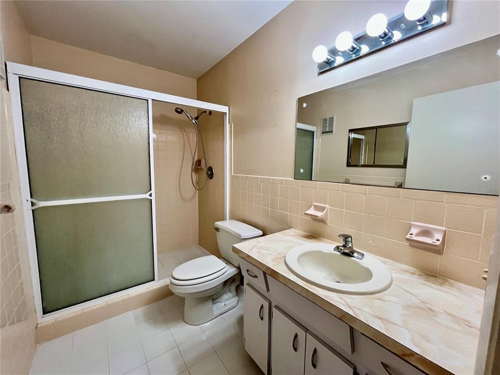 2292 Costa Rican Drive, Unit 22 Clearwater, FL 33763 - Photo 19 of 44 a bathroom with a sink toilet and shower