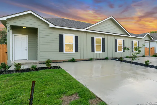 a view of an house with backyard space and garden