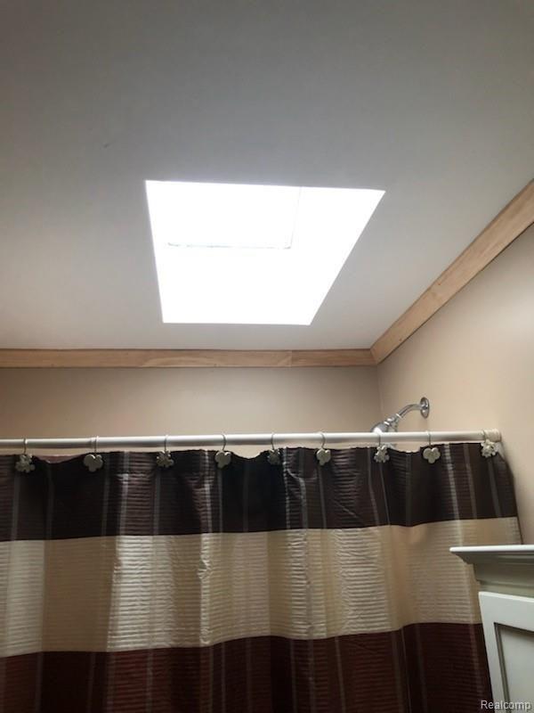 2860 Stanton Road Oxford, MI 48371 - Photo 30 of 33 Full bathroom sky light with new molding