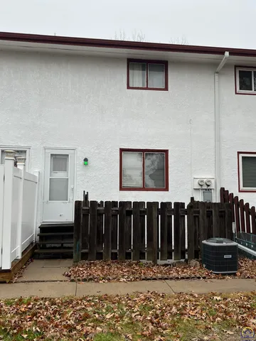 $129,900 | 2004 Greenbriar Drive, Emporia, KS 66801