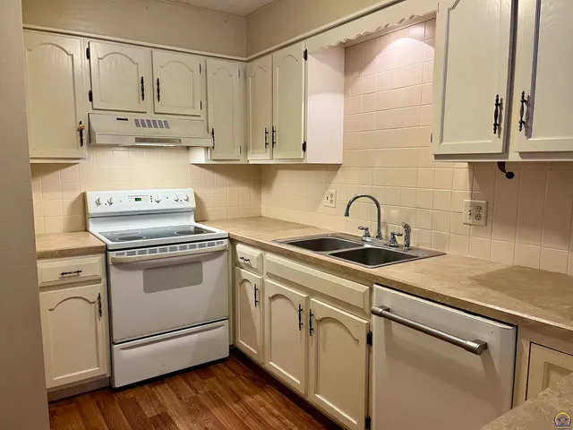 $129,900 | 2004 Greenbriar Drive, Emporia, KS 66801