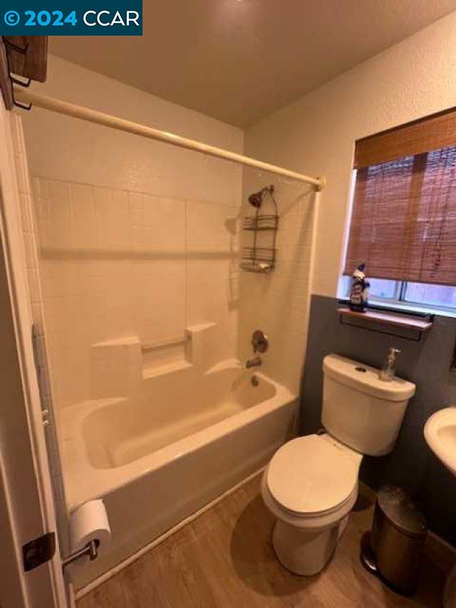 29160 Whitegate Lane Highland, CA 92346 - Photo 12 of 27 a bathroom with a toilet and a tub