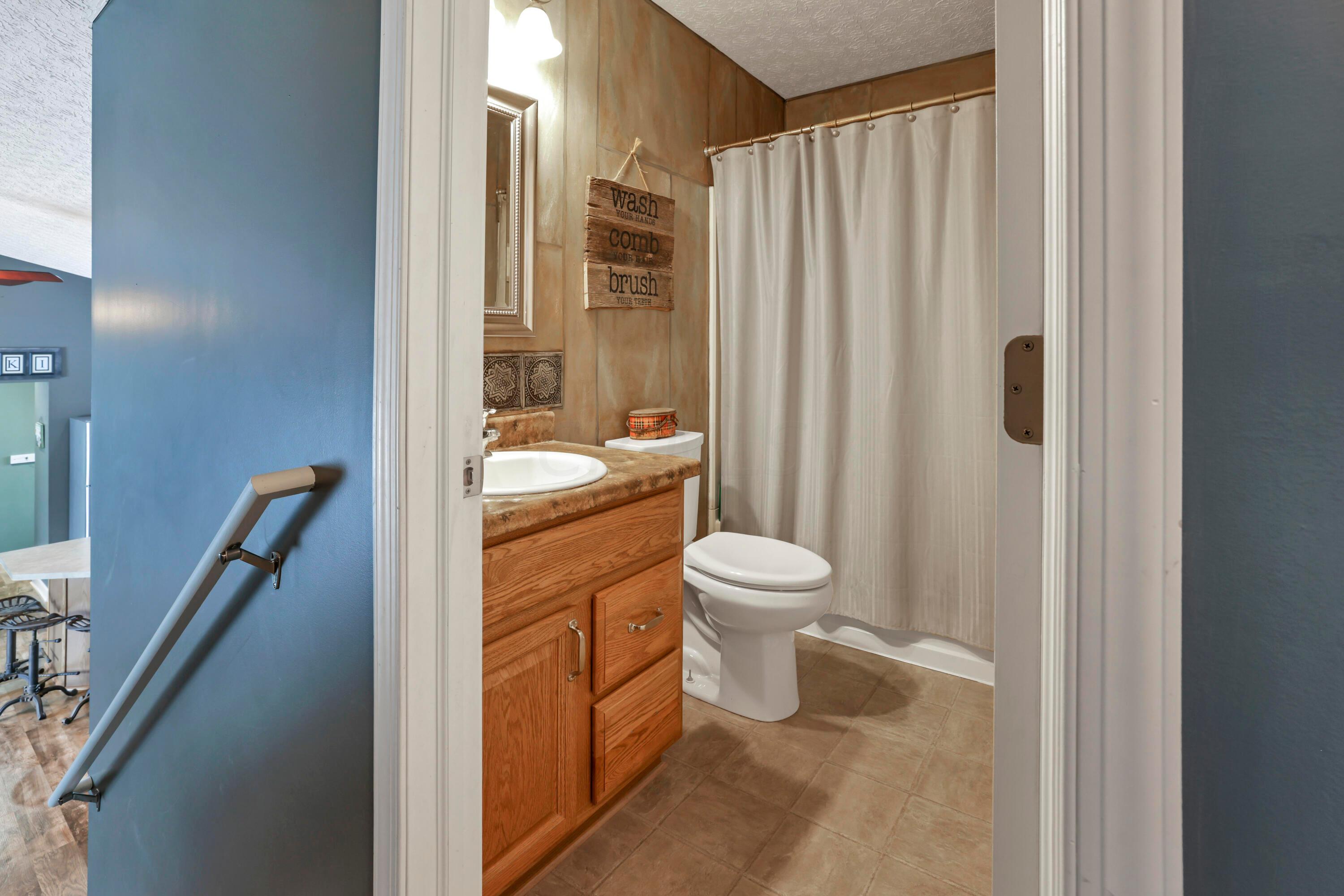 5375 York Road Southwest Pataskala, OH 43062 - Photo 29 of 70 Full hall bath