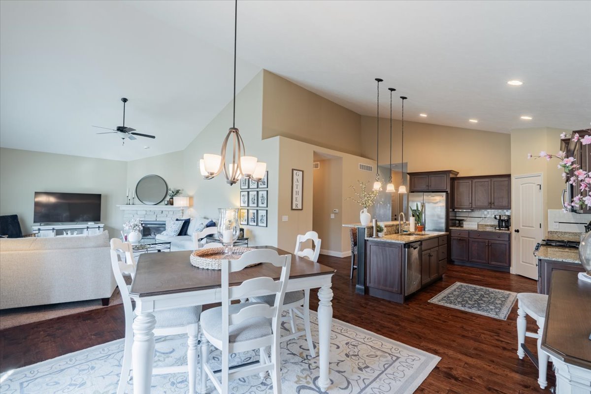 2020 Escalade Road Bloomington, IL 61705 - Photo 8 of 28