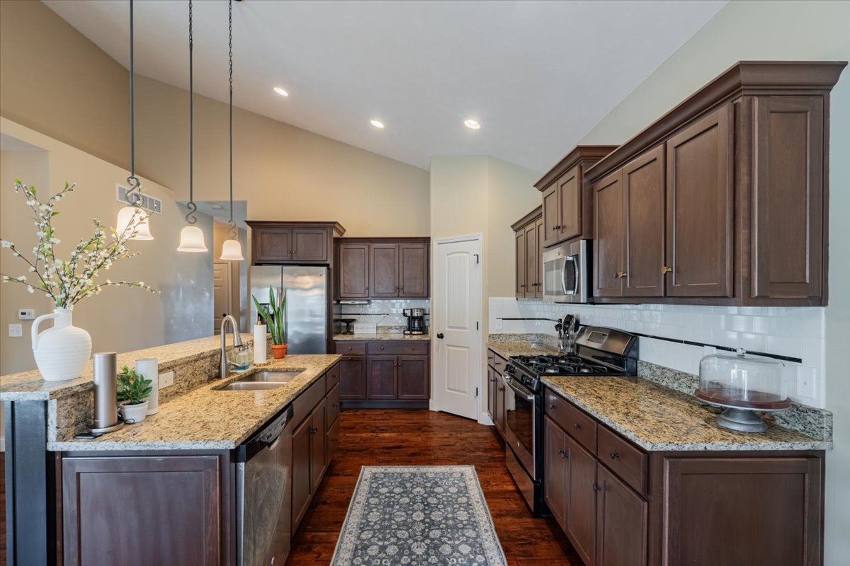 2020 Escalade Road Bloomington, IL 61705 - Photo 9 of 28