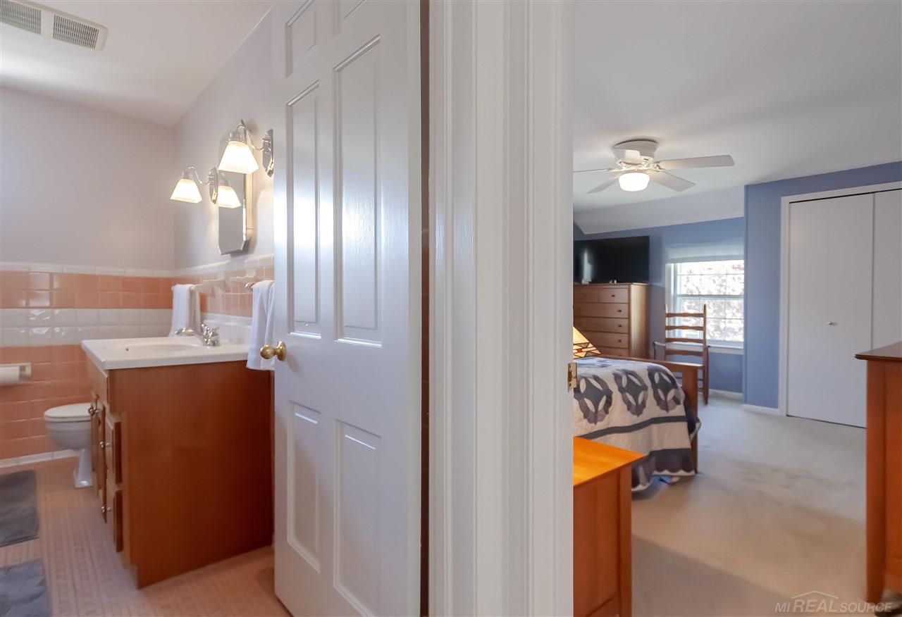 1555 Fairholme Road Grosse Pointe, MI 48236 - Photo 24 of 36 50074999-23.JPG