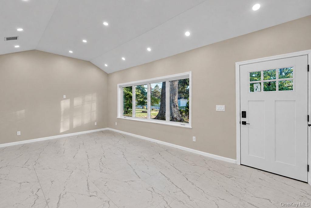 7 Surrey Road Massapequa, NY 11758 - Photo 4 of 15 Gallery Image 4