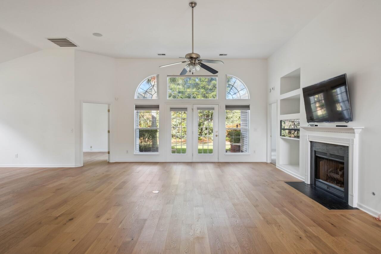 1409 Endicot Way Mount Pleasant, SC 29466 - Photo 7 of 32 Living Room