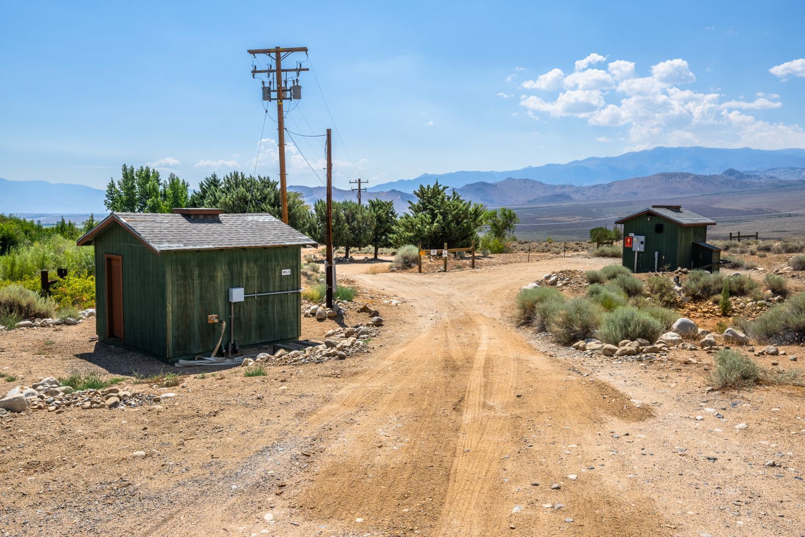 1600 Pine Creek Road Bishop, CA 93514 - Photo 32 of 34 a view of a dry yard with a barn