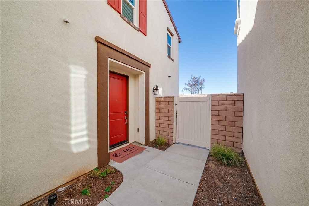 208 Bonita Lane Rialto, CA 92376 - Photo 5 of 38
