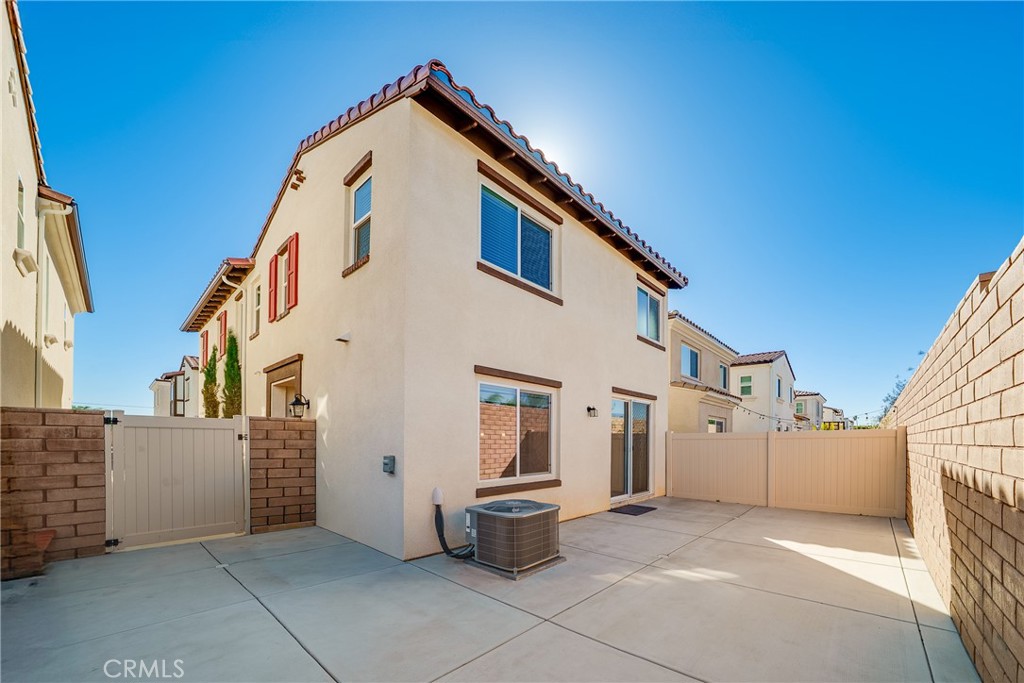 208 Bonita Lane Rialto, CA 92376 - Photo 6 of 38