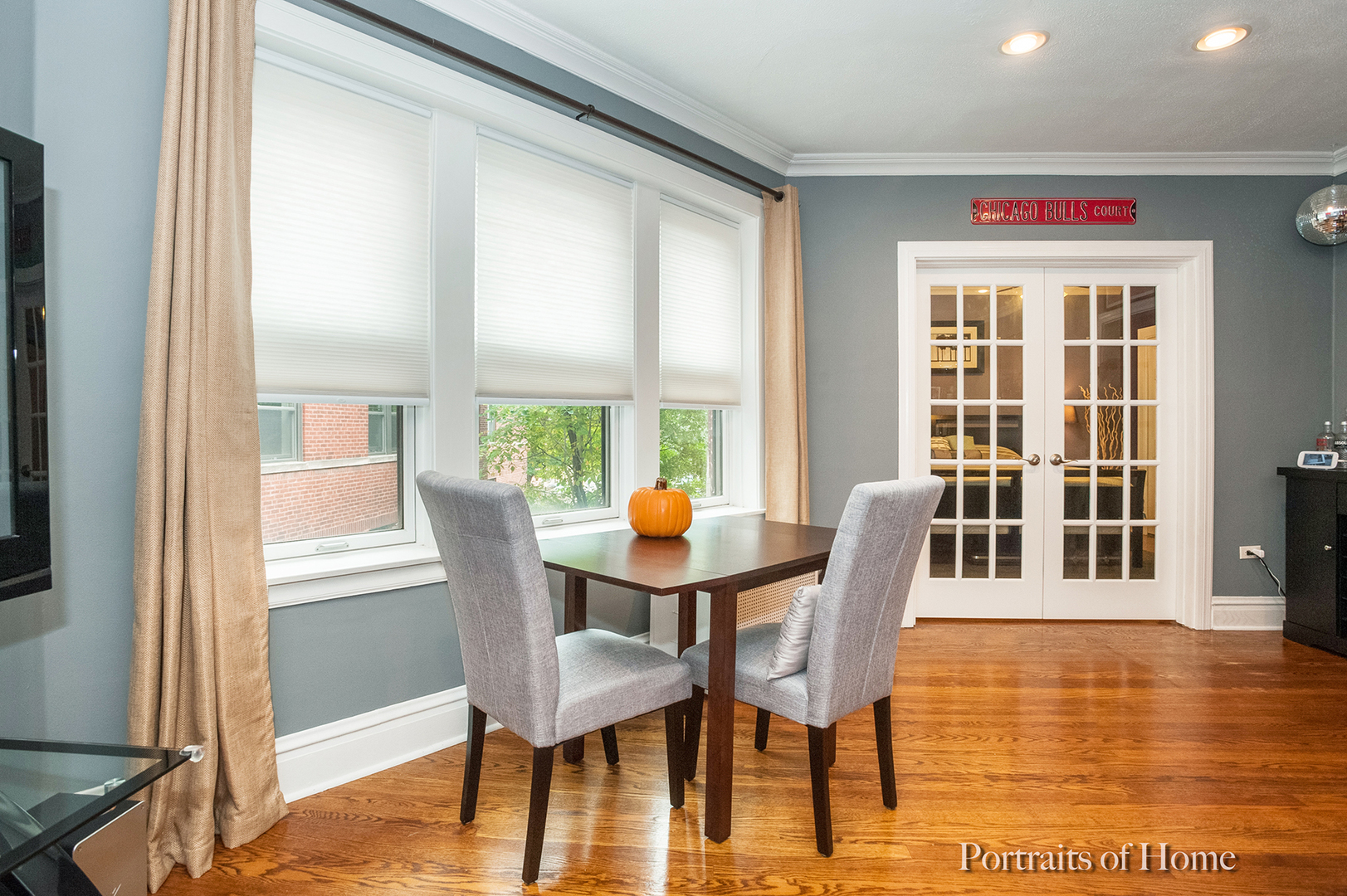 530 Sheridan Road, Unit 2A Evanston, IL 60202 - Photo 4 of 11 a dining room with furniture and wooden floor
