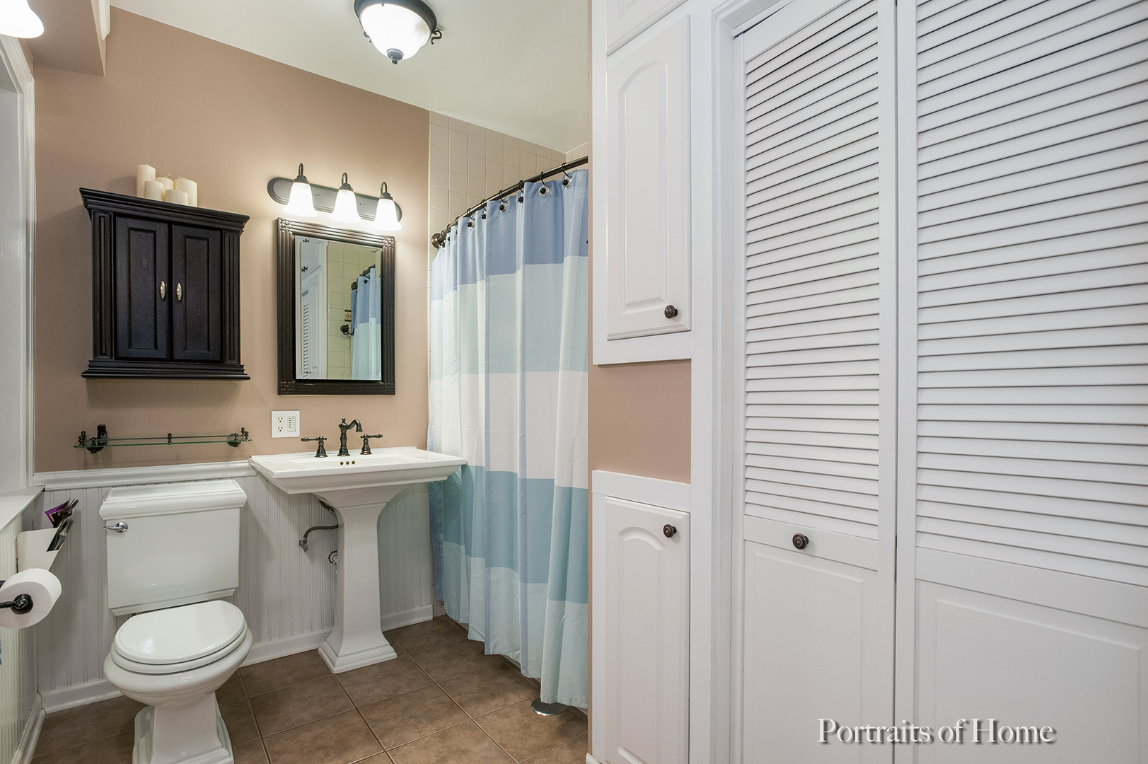 530 Sheridan Road, Unit 2A Evanston, IL 60202 - Photo 9 of 11 a bathroom with a toilet sink and mirror
