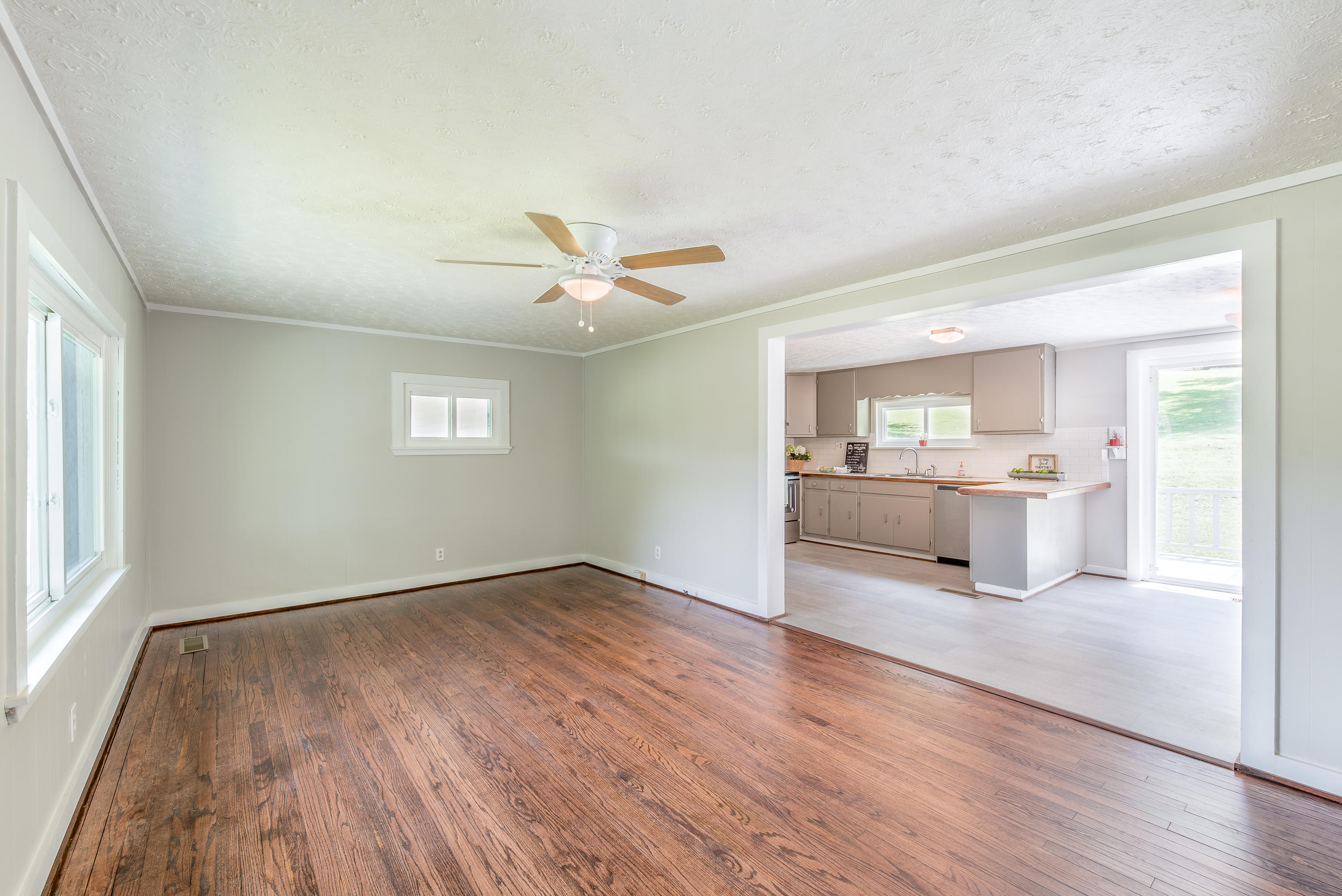 1030 Main Street Dunlap, TN 37327 - Photo 4 of 12 Living room