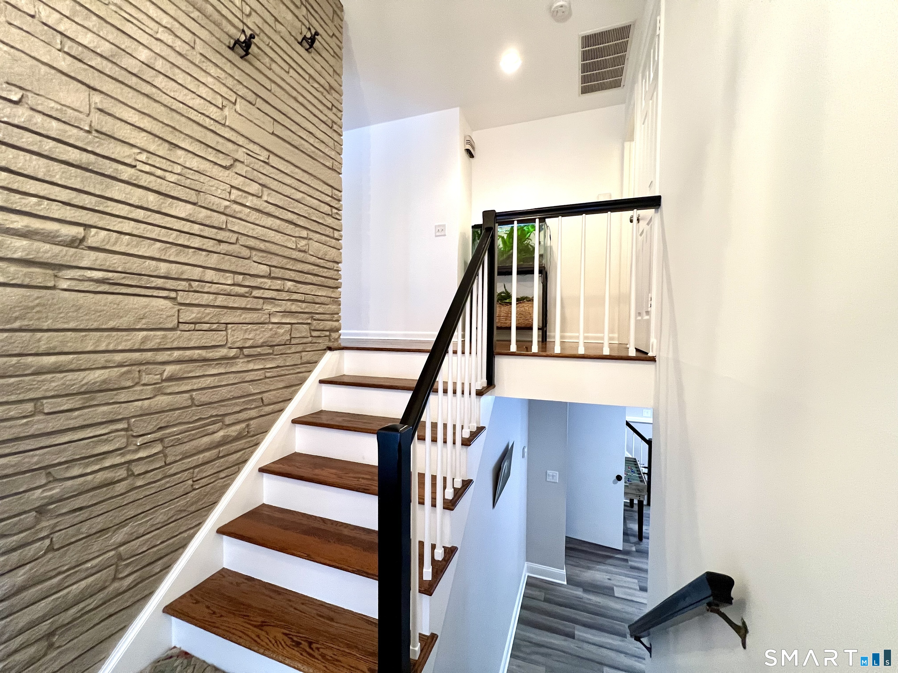 221 Catalpa Road Wilton, CT 06897 - Photo 7 of 44