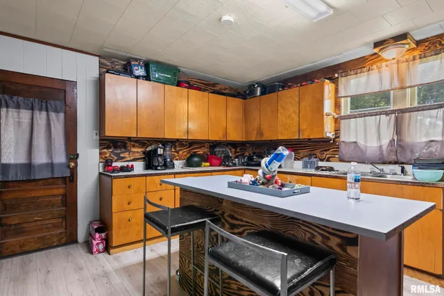 $45,000 | 215 North Wilson Street, Girard, IL 62640