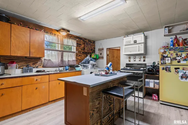 $45,000 | 215 North Wilson Street, Girard, IL 62640