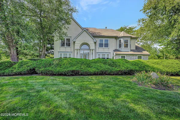 a view of a house with backyard and garden