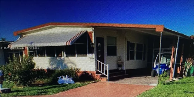 a view of a house with backyard tub and porch