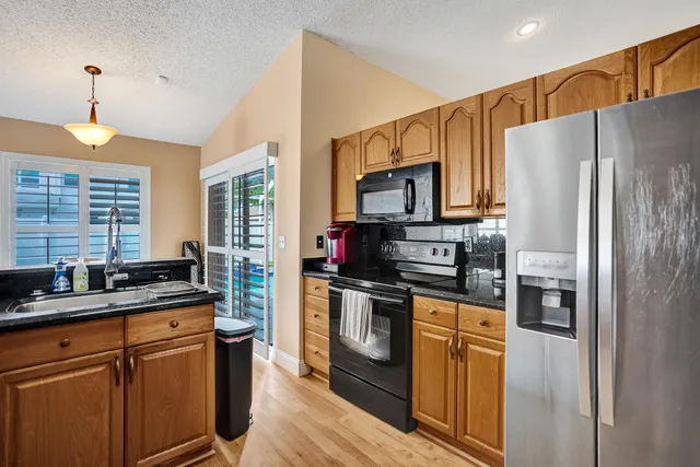 a sign that is sitting in the grass next to a road