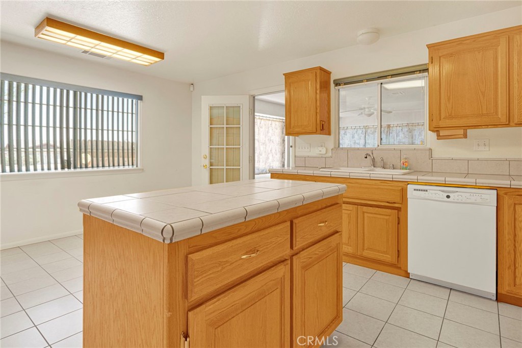 11281 4th Hesperia, CA 92345 - Photo 13 of 35 Spacious eating area next to big window
