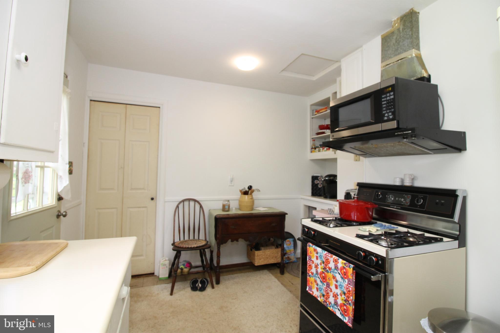 80 Frazier Road Warrenton, VA 20186 - Photo 5 of 21 Kitchen has lower level access.